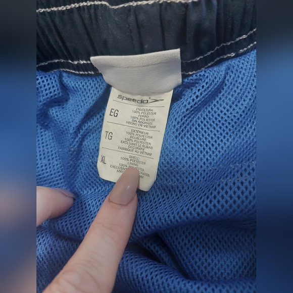 Never worn Men's Speedo swim trunks XL - Picture 3 of 7